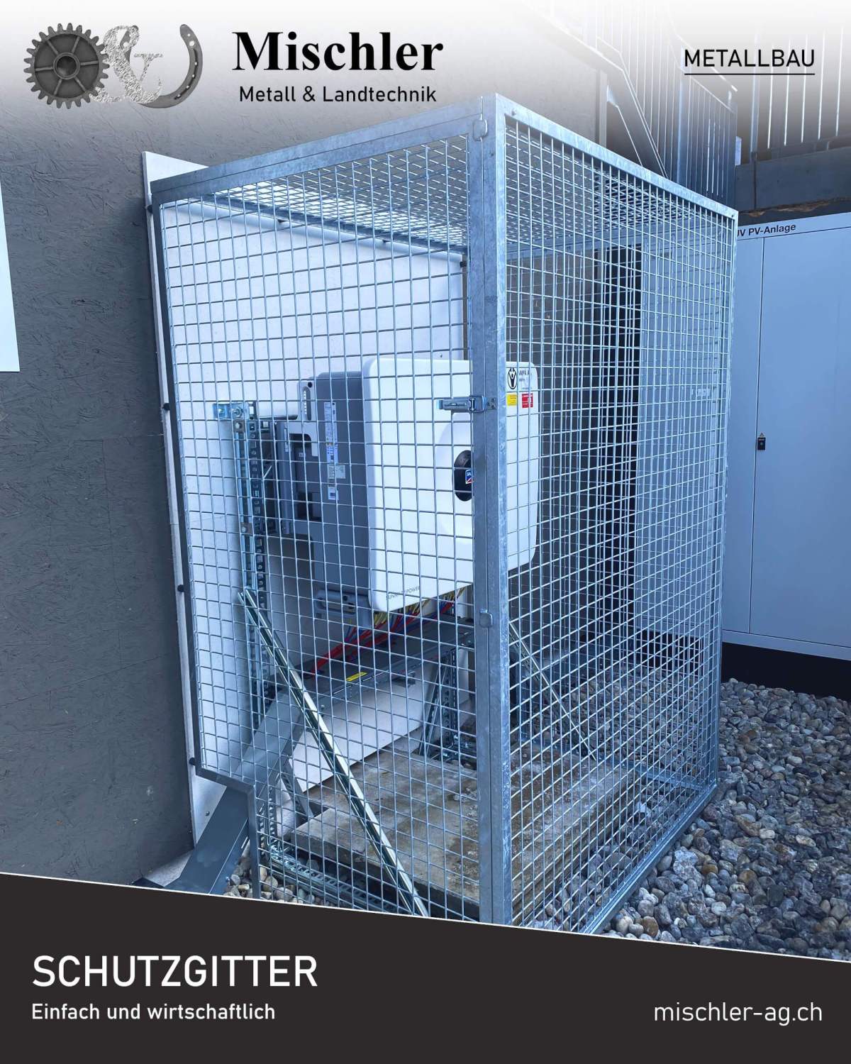 Verzinktes Schutzgitter als Einhausung für einen Wechselrichter einer Photovoltaikanlage