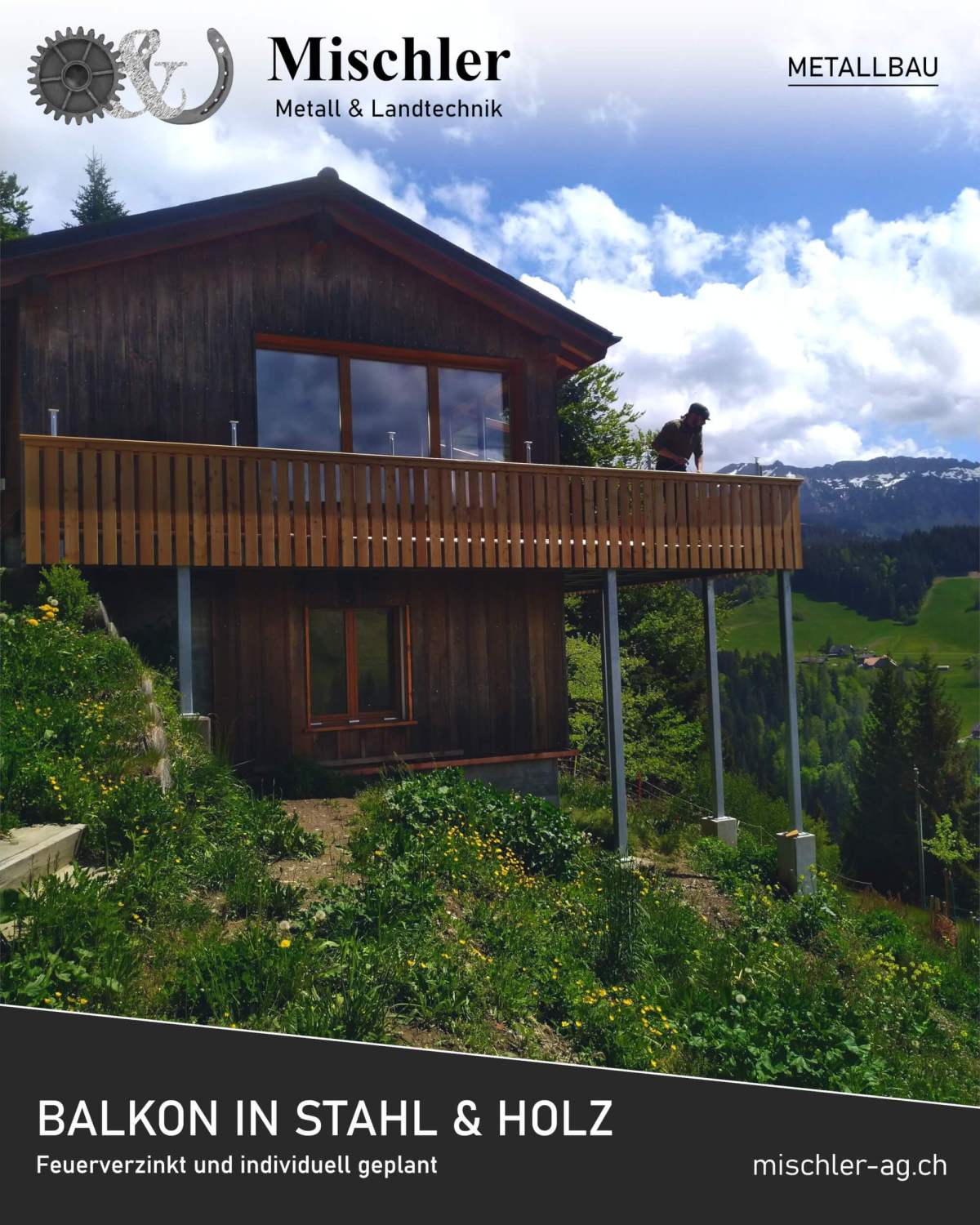 Feuerverzinkter Stahlbalkon mit Holzboden an einem bestehenden Gebäude