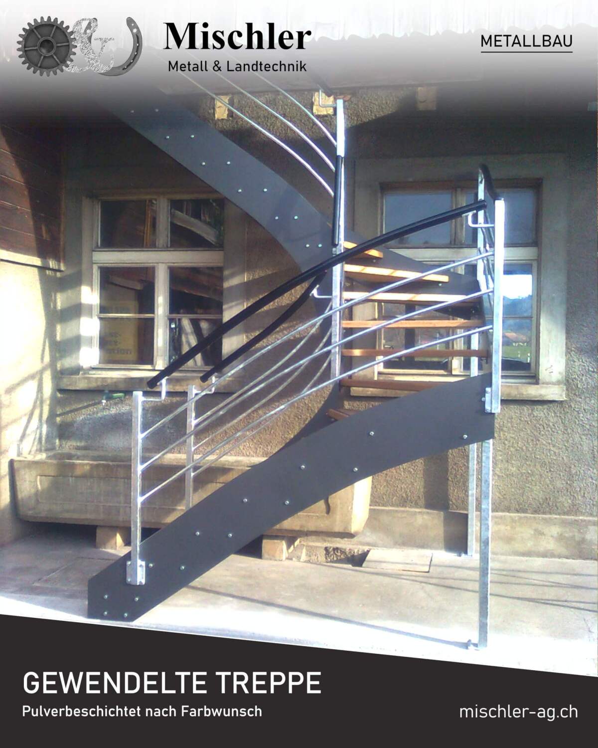 Gewendelte Stahltreppe mit Holztritten und pulverbeschichteten Stahlwangen